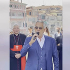 Venezia, Andrea Bocelli con il “Nessun dorma” incanta sul Ponte di Rialto