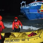 Maltempo, due pescherecci affondano in Sardegna. Frana a Ischia, crolla ponte nel trapanese