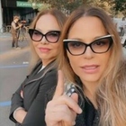 Naike Rivelli e la mamma Ornella Muti al flash mob per i maiali uccisi: «Meglio qui che alla Milano Fashion Week»