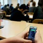 Smartphone in classe: dal Ministero più divieti a scuola e meno studenti incollati allo schermo