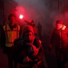 Scioperi a Parigi, black bloc in strada. Scontri con la polizia: gli arresti sono 87