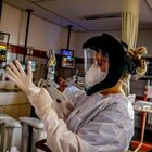 In Brasile primo caso confermato di reinfezione: dottoressa 37enne contagiata da 2 ceppi diversi del virus