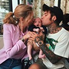 Fedez, cuore di papà: su Instagram il ritratto di famiglia e le foto del figlio. «Ecco la sua faccia»