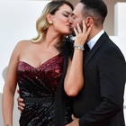Manila Nazzaro e Stefano Oradei, che bacio sul red carpet del Festival di Venezia. Ecco i gesti di amore