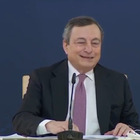 Draghi e la domanda sul coprifuoco: «Sente? Ha risposto il pavone»