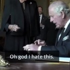 Re Carlo III, il nuovo scatto d'ira per la penna difettosa: «Odio tutto questo». Cosa è successo VIDEO