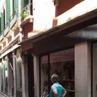 Suicidio a San Marco: donna giù dal secondo piano di un palazzo