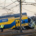 Treno passeggeri si scontra con una gru in Olanda: un morto e 30 feriti. Il convoglio ha preso fuoco. «Il binario doveva essere chiuso»