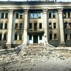 Ucraina, Mariupol: il massacro al teatro ha causato almeno 300 morti. Il video dopo le bombe