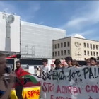 Università La Sapienza, impronte rosse sul palazzo del Rettorato durante il corteo pro Palestina