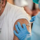 Mani al collo dell'infermiera mentre somministra il vaccino: «Se va male so con chi prendermela»