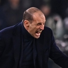 Juve-Fiorentina, Allegri litiga con un tifoso (bianconero) allo Stadium: «Stai zitto». E prima battibecca con Chiesa