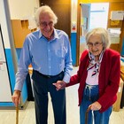 Marito e moglie 90enni guariscono dal covid e lasciano l'ospedale insieme: «Non si sono mai separati»