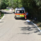 Rovinosa caduta sulla Panoramica: ciclista batte la testa e muore sul colpo
