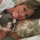Federica Pellegrini a letto con il cane Rocky: «Una volta che potevo dormire e invece...»