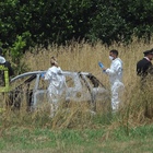 I carabinieri esaminano l'auto con i corpi carbonizzati Foto