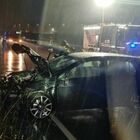 Incidente contro il guardrail in tangenziale: auto distrutta, il conducente ferito portato in ospedale