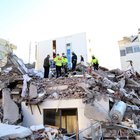 Terremoto in Albania, sale il bilancio delle vittime: 21 morti. Si scava tra le macerie per trovare superstiti