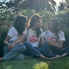 Meghan Markle si dà alla beneficenza: le t-shirt a 35 euro per aiutare le ragazze in affidamento che rimangono incinte