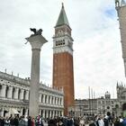 Venezia, dal campanile di San Marco cadono pezzi di cemento armato. L'architetto: «Nessun allarme»