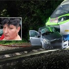 L'auto si incastra al passaggio a livello, treno a tutta velocità la travolge sui binari: Luisa muore a 50 anni