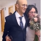 Matrimonio nel reparto cure palliative, malato terminale sposa la fidanzata: «Viviamo ogni giorno come se fosse l'ultimo»