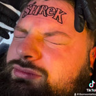 Tatuaggio con il nome di Shrek sulla fronte, il tatuatore: «Non avrei mai pensato di fare una cosa del genere»