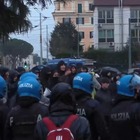 Ilaria Salis, scontri al corteo di studenti e anarchici a Roma: manifestanti bloccati davanti all'ambasciata di Ungheria