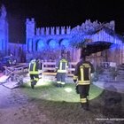 Treviso, bruciata la grotta del Presepe dei bambini. Caccia ai vandali: «Gesto crudele»