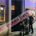 Incendio da Cenci a Roma, a fuoco lo storico negozio d'abbigliamento di papi e presidenti: «Forse un cortocircuito» FOTO
