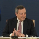 Ue, il siparietto di Draghi e il pavone in conferenza stampa: "Sente? Risponde lui..."