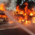 Maserati in fiamme sull'autostrada Torino-Savona: bisarca con 6 vetture del Tridente è andata a fuoco, circolazione interrotta e lunghe code