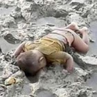Mohammed come Aylan: il bimbo di 16 mesi annegato nel fango mentre fugge dal massacro