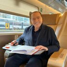 Silvio Berlusconi sul treno per Roma: la foto sui social. E qualcuno nota un «dettaglio»