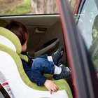 Sensori anti abbandono sui seggiolini auto dei bimbi, Toninelli: «Presto obbligatori»