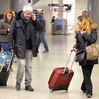 Pino Insegno e la moglie Alessia Navarro all'aeroporto di...