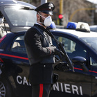 Roma, in sette giocavano a carte seduti su una panchina: arrestati per violazione delle regole sul Coronavirus