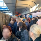 Roma-Lido, ancora un treno rotto: pendolari infuriati invadono i binari a Vitinia. Interviene la polizia