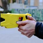 Taser agli agenti della polizia locale di Milano: «Sarà collegato a una bodycam»