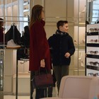 Martina Colombari fa shopping con il figlio a Milano (Olycom)