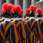 Vaticano, Guardie Svizzere con la mascherina per la prima volta