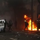 Pensioni, gli scioperi paralizzano Parigi: caos black bloc, cassonetti in fiamme