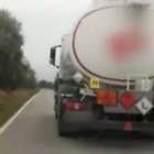 Camion impazzito viaggia contromano per evitare di essere sorpassato: video choc
