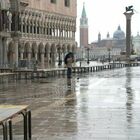 A Venezia le barriere del Mose alzate