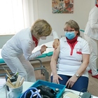 Vaccino AstraZeneca, infermiera morta e un'altra grave dopo le due dosi. L'Austria sospende un lotto