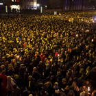 â¢ Decine di migliaia invadono il centro dopo gli attentati