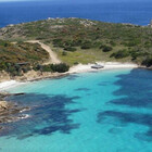 Turista lombardo di 34 anni muore in vacanza in Sardegna: stroncato da un ictus in spiaggia