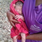 Thailandia, accoltella il figlio neonato e lo seppellisce sotto un albero: il piccolo urla e si salva