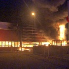 Maxi incendio nella notte alla Vibo spa: capannone da 10mila metri quadri distrutto, danni gravissimi