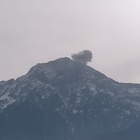 Lecco, jet militare prende fuoco in volo e si schianta sul monte Legnone: un pilota morto, l'altro grave